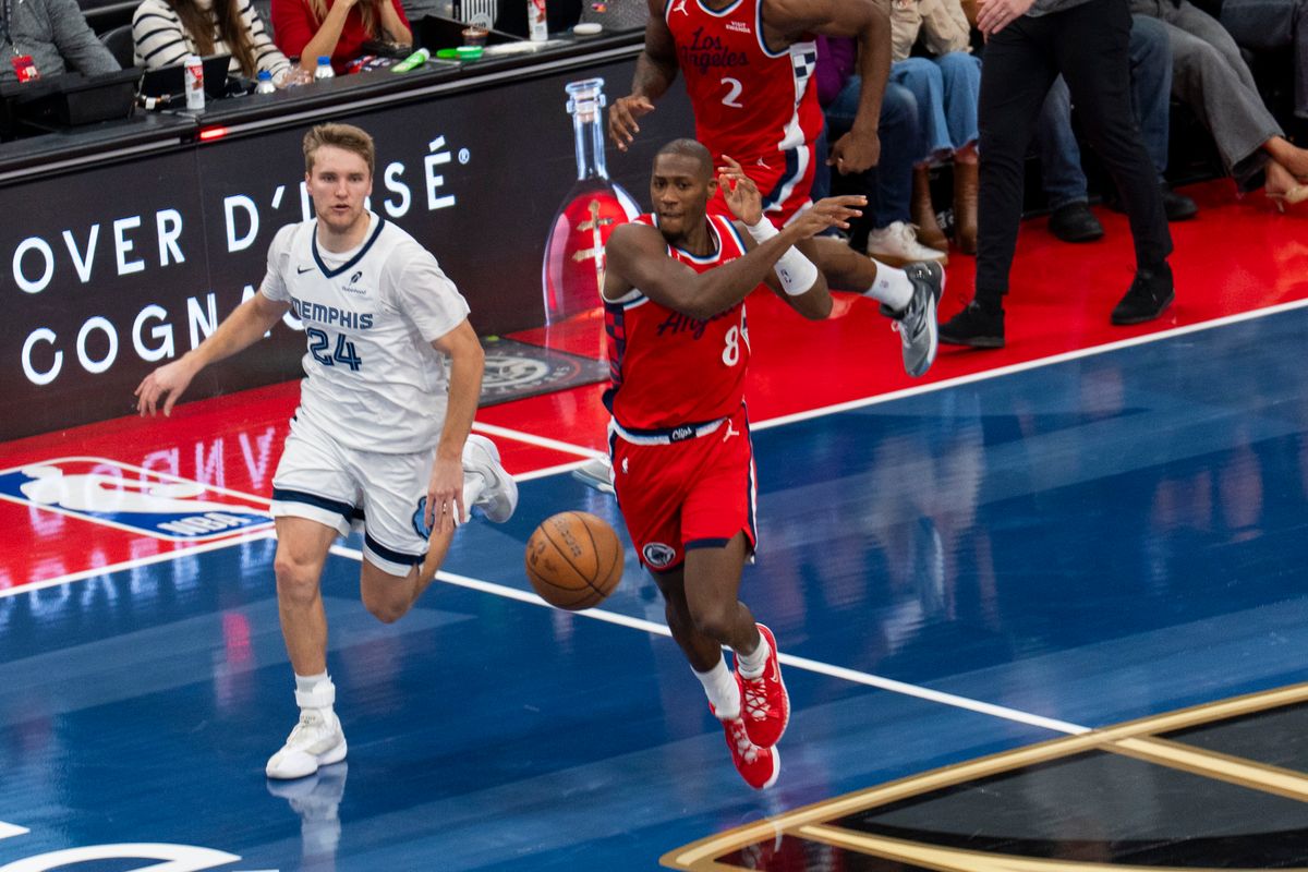 Los Angeles Clippers guard Kris Dunn (8) sparks a fast break during an NBA basketball game against the Memphis Grizzlies, Friday November 28th, 2025 in Los Angeles, California.