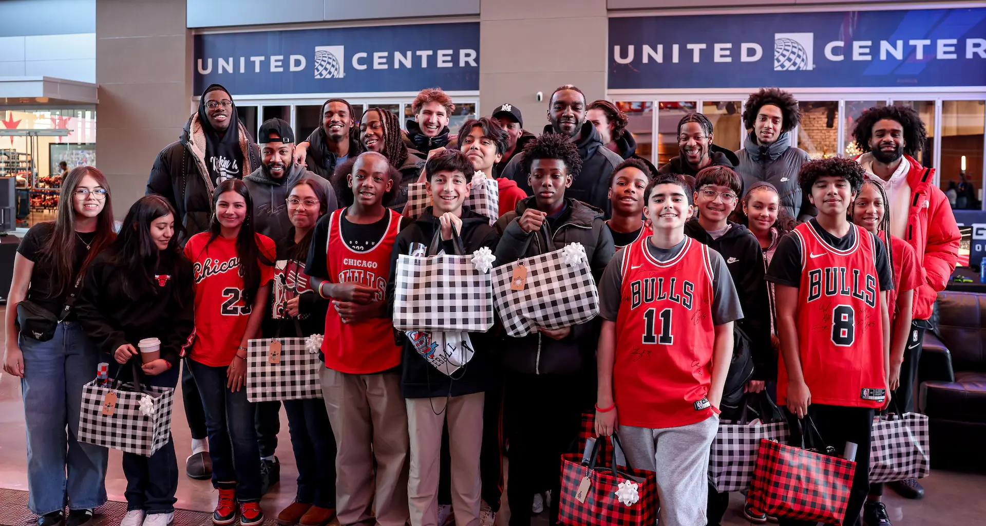 Chicago Bulls players spread holiday cheer through citywide community events