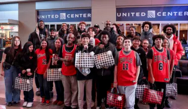Chicago Bulls players spread holiday cheer through citywide community events