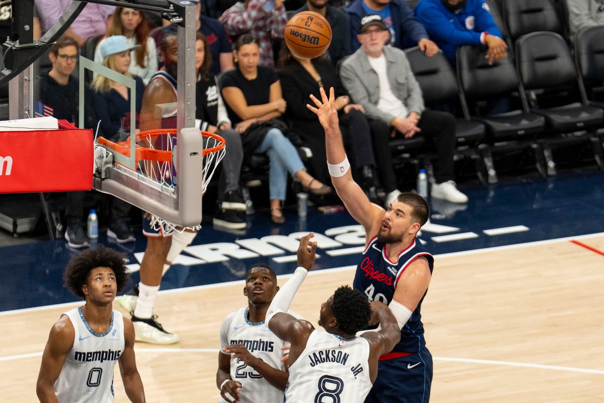 Los Angeles Clippers center Ivica Zubac (40) hits a hook shot an NBA basketball game against the Memphis Grizzlies, Monday December 15th, 2025 in Los Angeles, California. Los Angeles Clippers center Ivica Zubac (40) hits a hook shot an NBA basketball game against the Memphis Grizzlies, Monday December 15th, 2025 in Los Angeles, California.