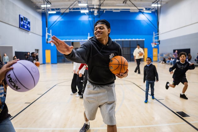 Jazz players rack up the assists with holiday cheer – Deseret News