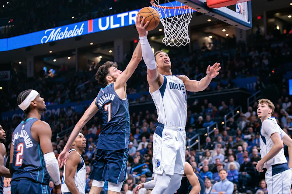 OKLAHOMA CITY, OKLAHOMA - DECEMBER 5: Dwight Powell #7 of the Dallas Mavericks shoots the ball in front of Chet Holmgren #7 of the Oklahoma City Thunder during the second half at Paycom Center on December 5, 2025 in Oklahoma City, Oklahoma. NOTE TO USER: User expressly acknowledges and agrees that, by downloading and or using this photograph, User is consenting to the terms and conditions of the Getty Images License Agreement. (Photo by William Purnell/Getty Images)