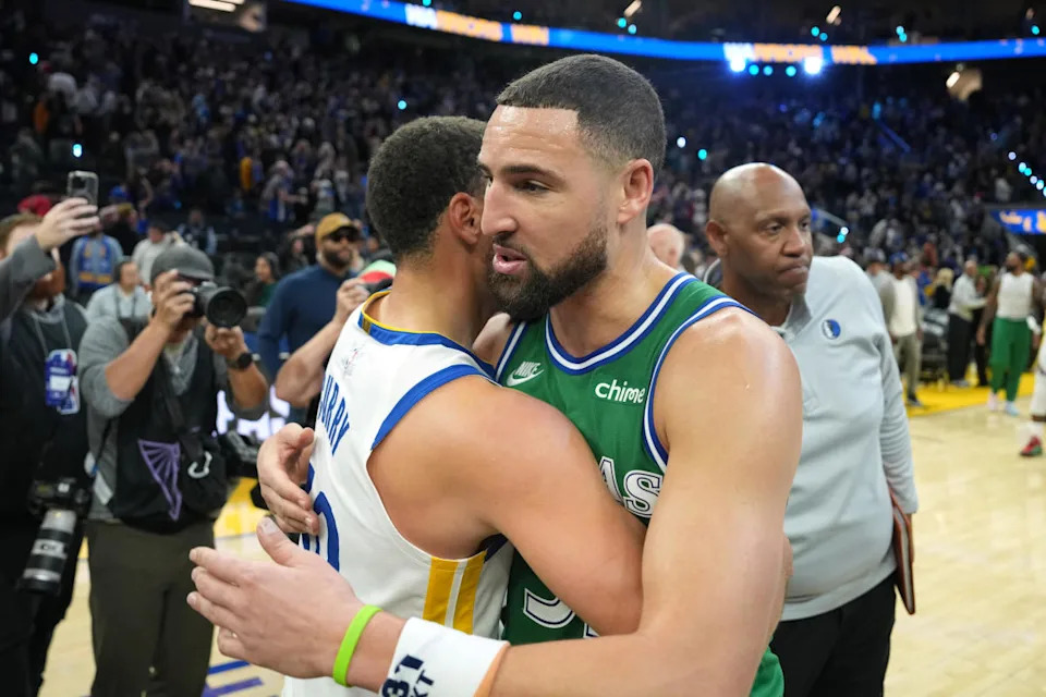 Golden State Warriors guard Steph Curry (30) and Dallas Mavericks guard Klay Thompson (31).Darren Yamashita-Imagn Images