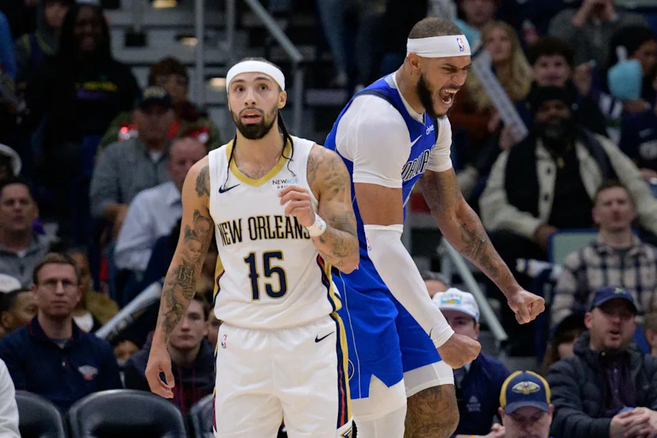Dallas Mavericks center Daniel Gafford (21) celebrates a dunk next to New Orleans Pelicans guard Jose Alvarado (15)© Matthew Hinton-Imagn Images