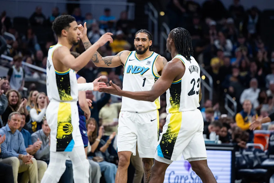 Indiana Pacers forward Obi Toppin (1) celebrates with guard Tyrese Haliburton (0) and forward Aaron Nesmith (23)© Trevor Ruszkowski-Imagn Images