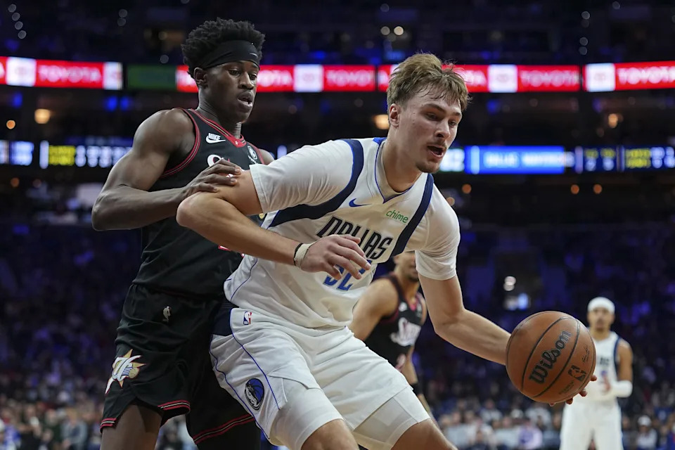 PHILADELPHIA, PENNSYLVANIA – DECEMBER 20: Cooper Flagg #32 of the Dallas Mavericks dribbles the ball against Vj Edgecombe #77 of the Philadelphia 76ers in the second half at Xfinity Mobile Arena on December 20, 2025 in Philadelphia, Pennsylvania. NOTE TO USER: User expressly acknowledges and agrees that, by downloading and or using this photograph, User is consenting to the terms and conditions of the Getty Images License Agreement. The 76ers defeated the Mavericks 121-114. (Photo by Mitchell Leff/Getty Images)
