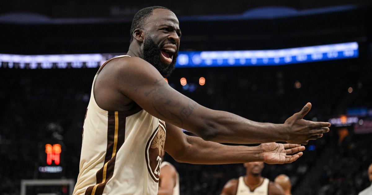 Draymond Green, Steve Kerr have heated exchange in huddle during timeout before Green leaves court | Pro National Sports