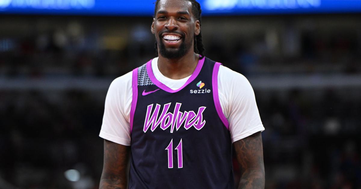Reid scores 33 points, T-Wolves rout Bulls 136-101 after Chicago loses White, Giddey to injuries | National Sports