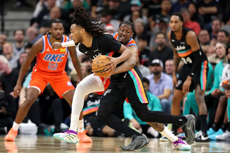 SAN ANTONIO, TEXAS - DECEMBER 23: Jalen Williams #8 of the Oklahoma City Thunder defends Stephon Castle #5 of the San Antonio Spurs during the second quarter of the game at Frost Bank Center on December 23, 2025 in San Antonio, Texas. (Photo by Kenneth Richmond/Getty Images)