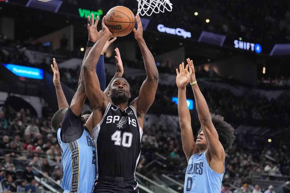 Harrison Barnes scores 31 points as the San Antonio Spurs beat the Memphis Grizzlies 126-119