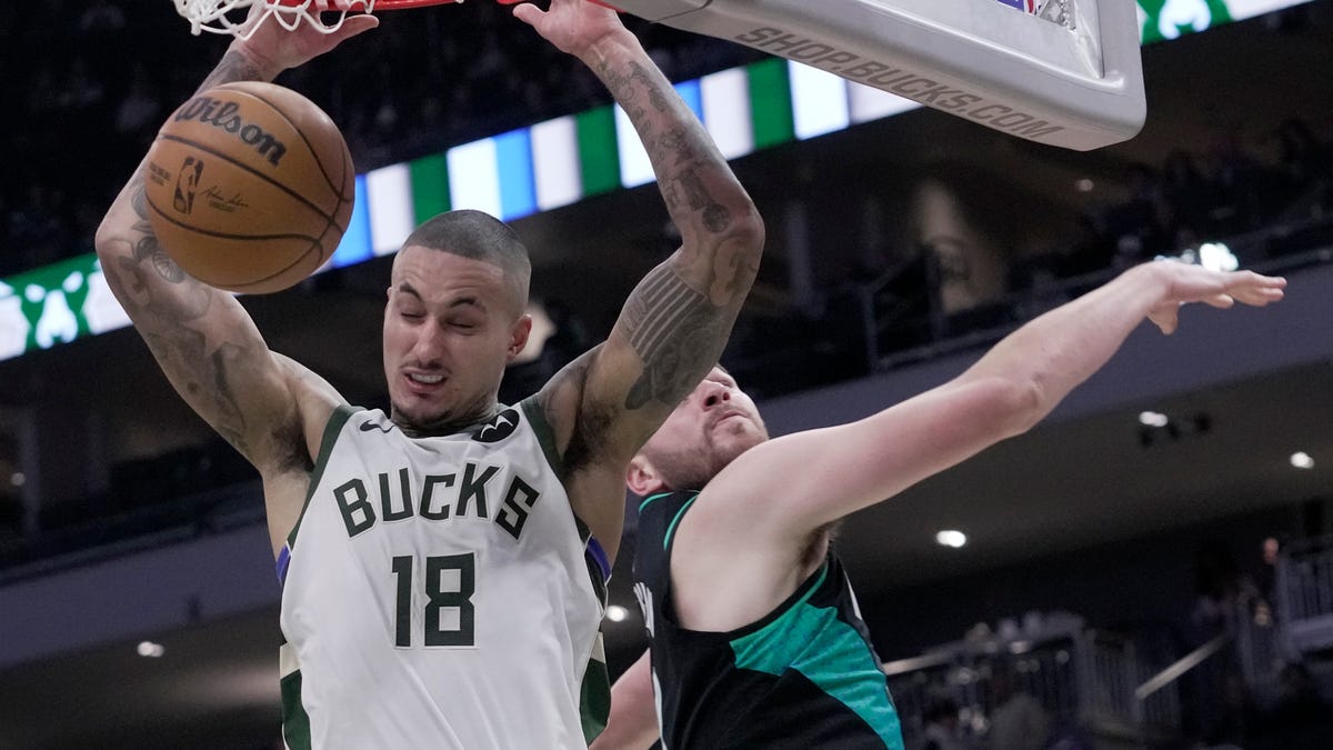 Bucks lead Grizzlies 35-25 after first quarter