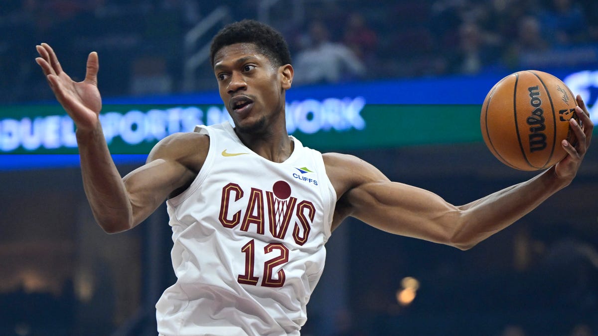 De'Andre Hunter overcomes bloody nose to help Cavs beat Hornets