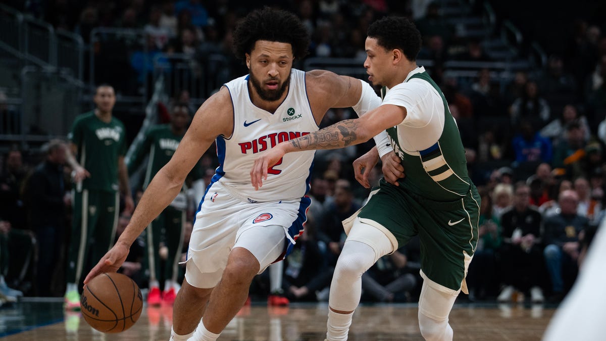 After Giannis leaves with injury, Bucks battle back to beat Pistons