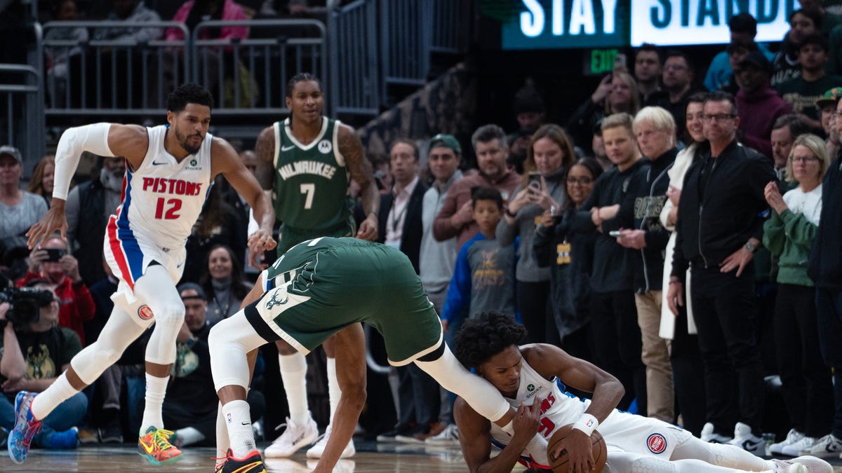 Bucks fans react to Giannis Antetokounmpo's calf injury vs Pistons