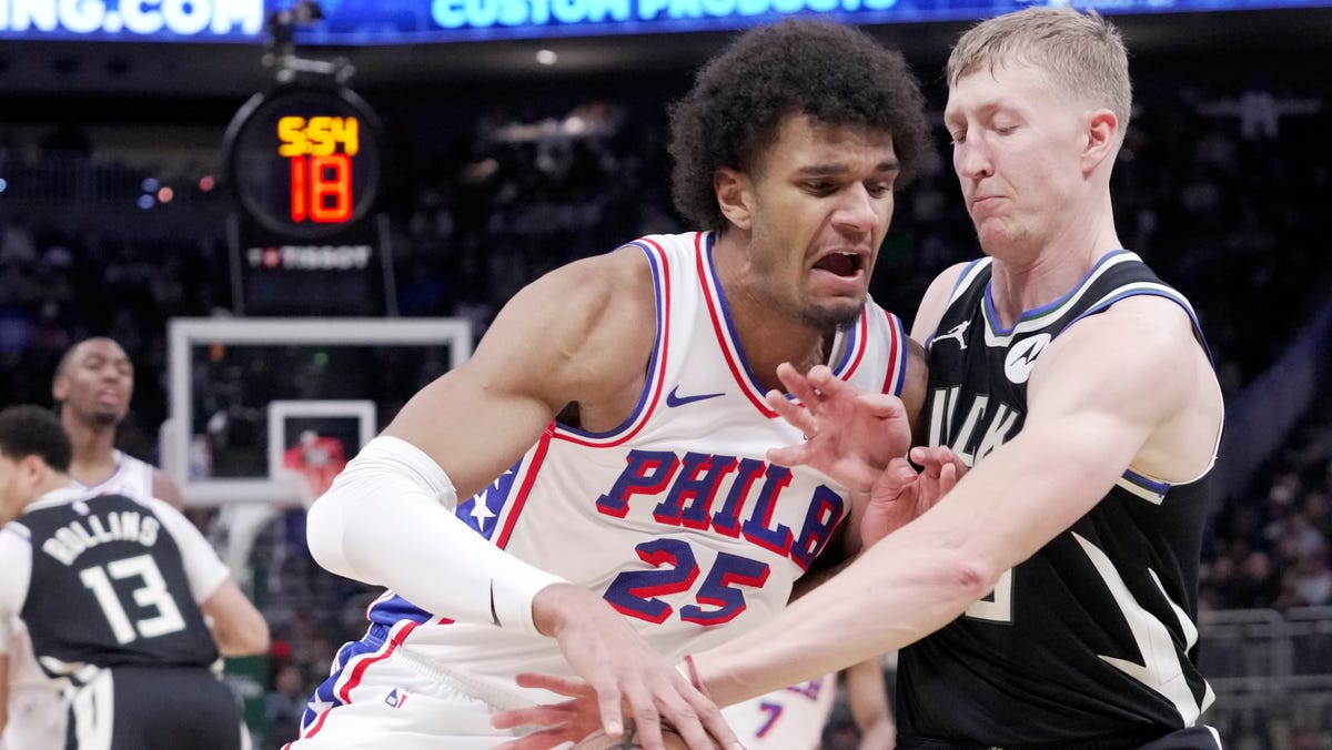 Bucks guard AJ Green exited game against 76ers with an injury