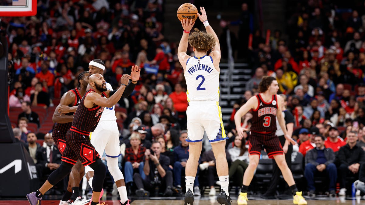 Warriors roll past Bulls for second straight road win, 123-91