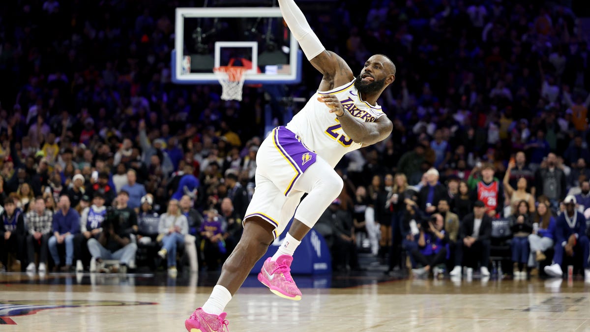 LeBron James pushes L.A. to victory in Philly