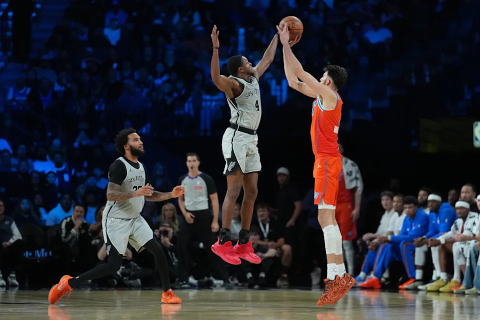 Dec 13, 2025; Las Vegas, Nevada, USA; San Antonio Spurs guard De'Aaron Fox (4) blocks the shot by. Oklahoma City Thunder center Chet Holmgren (7) during the third quarter at T-Mobile Arena. Mandatory Credit: Kirby Lee-Imagn Images