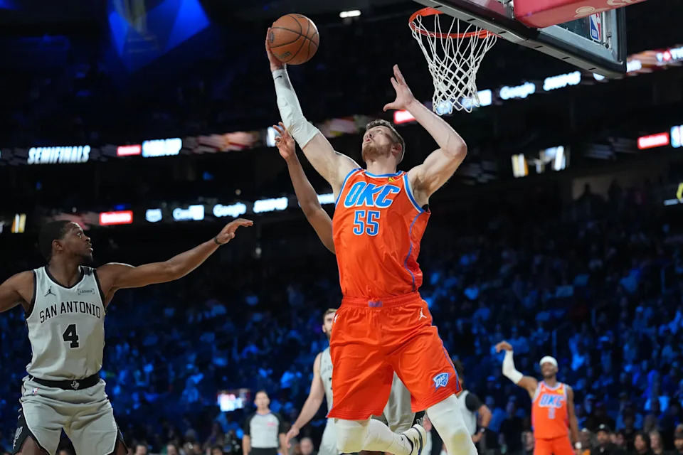 Dec 13, 2025; Las Vegas, Nevada, USA; Oklahoma City Thunder center Isaiah Hartenstein (55) catches the pass as San Antonio Spurs guard De'Aaron Fox (4) looks on during the first quarter at T-Mobile Arena. Mandatory Credit: Kirby Lee-Imagn Images