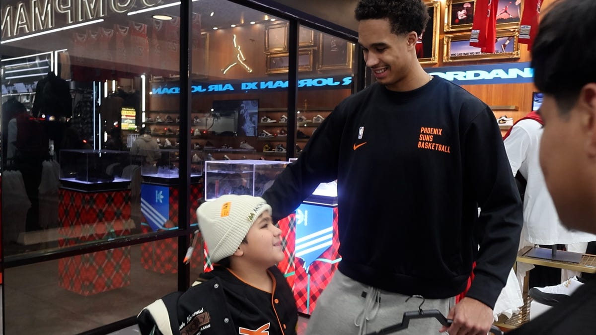 'It means a lot.' Phoenix Suns enjoy holiday shopping spree for youth