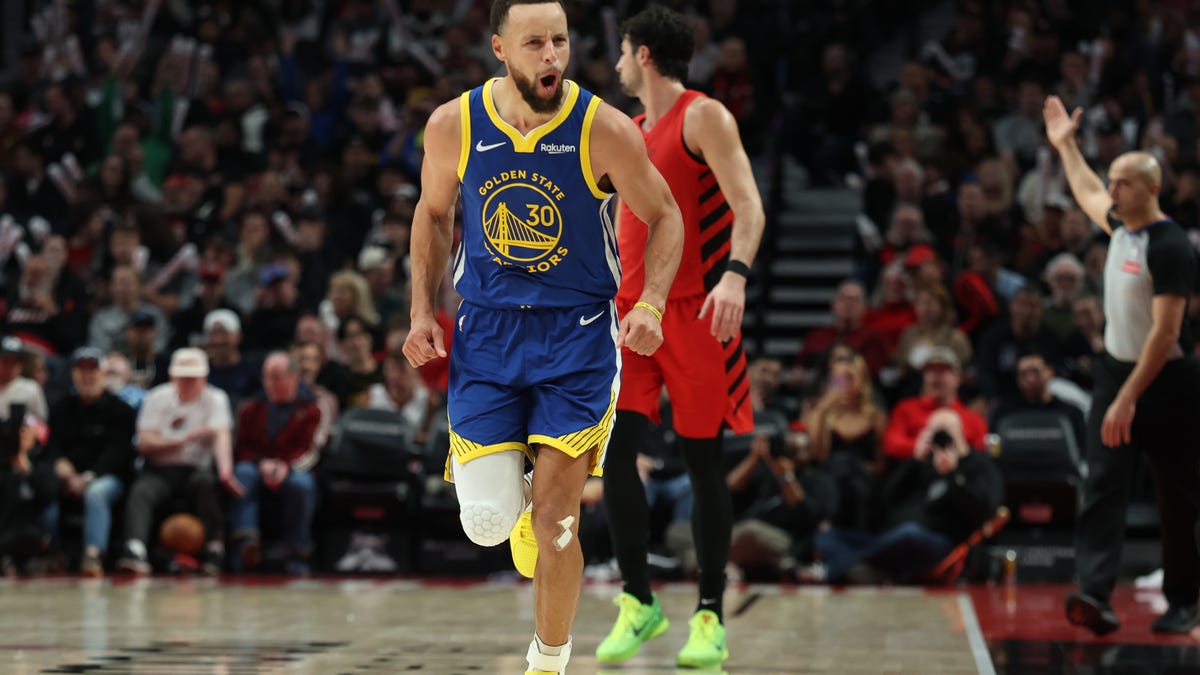 Steph Curry sets new NBA record vs. Blazers, passing Michael Jordan