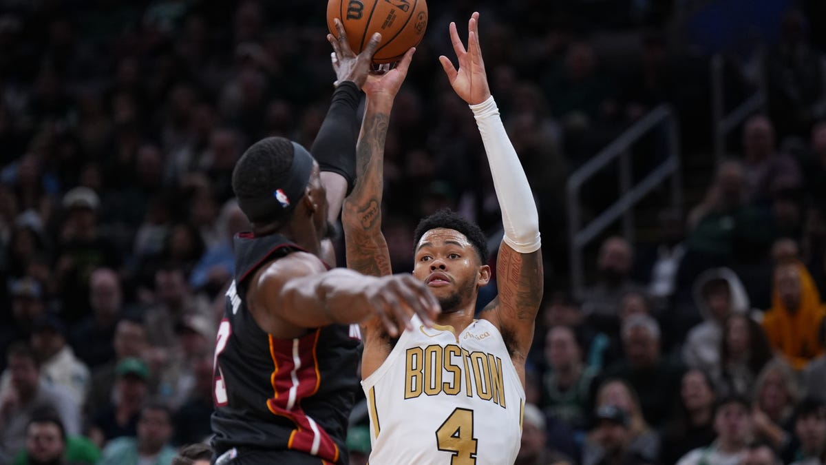 Celtics blow open game in fourth, beat Heat 129-116 (PHOTOS)