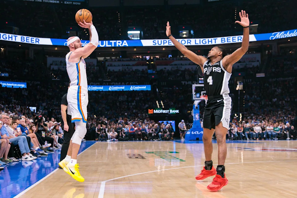 OKLAHOMA CITY, OKLAHOMA - DECEMBER 25: Alex Caruso #9 of the Oklahoma City Thunder shoots the ball over De'Aaron Fox #4 of the San Antonio Spurs during the first half at Paycom Center on December 25, 2025 in Oklahoma City, Oklahoma. NOTE TO USER: User expressly acknowledges and agrees that, by downloading and or using this photograph, User is consenting to the terms and conditions of the Getty Images License Agreement. (Photo by William Purnell/Getty Images)