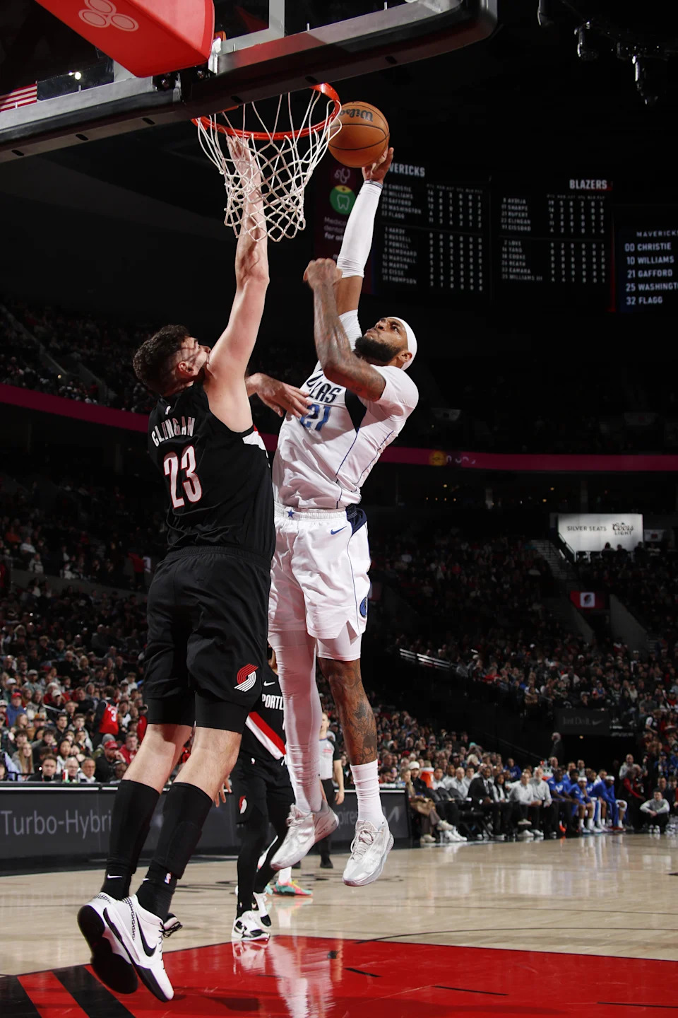 PORTLAND, OR – DECEMBER 29: Daniel Gafford #21 of the Dallas Mavericks drives to the basket during the game against the Portland Trail Blazers on December 29, 2025 at the Moda Center Arena in Portland, Oregon. NOTE TO USER: User expressly acknowledges and agrees that, by downloading and or using this photograph, user is consenting to the terms and conditions of the Getty Images License Agreement. Mandatory Copyright Notice: Copyright 2025 NBAE (Photo by Cameron Browne/NBAE via Getty Images)