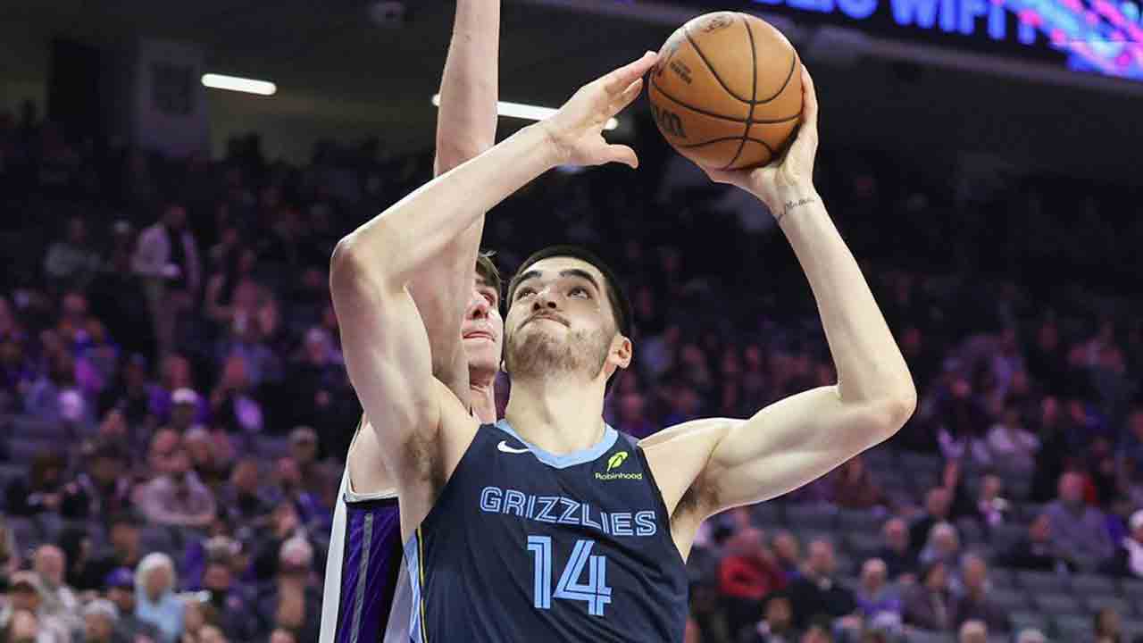 Canada's Zach Edey has career-high 32 points to lead Grizzlies past Kings 
