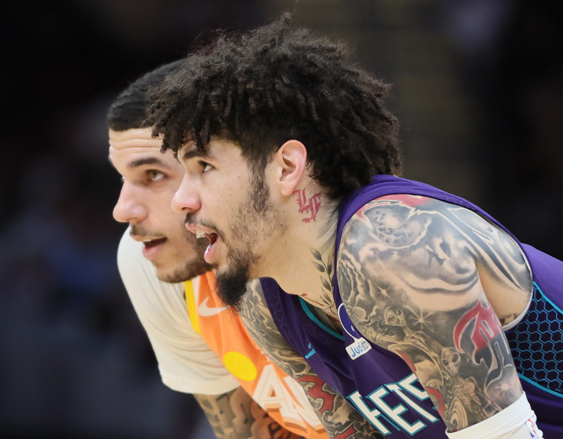 Charlotte Hornets guard Lamelo Ball (R) and brother Cleveland Cavaliers guard Lonzo Ball chat during a free throw in the second half at Rocket Arena.