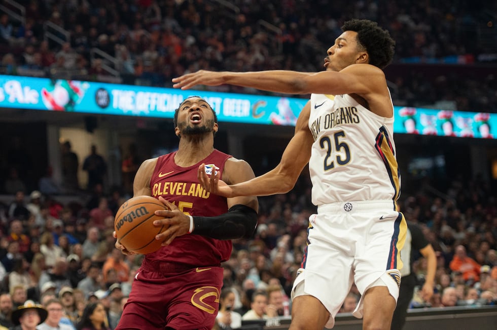 Cleveland Cavaliers' Donovan Mitchell, left, drives against New Orleans Pelicans' Trey Murphy...