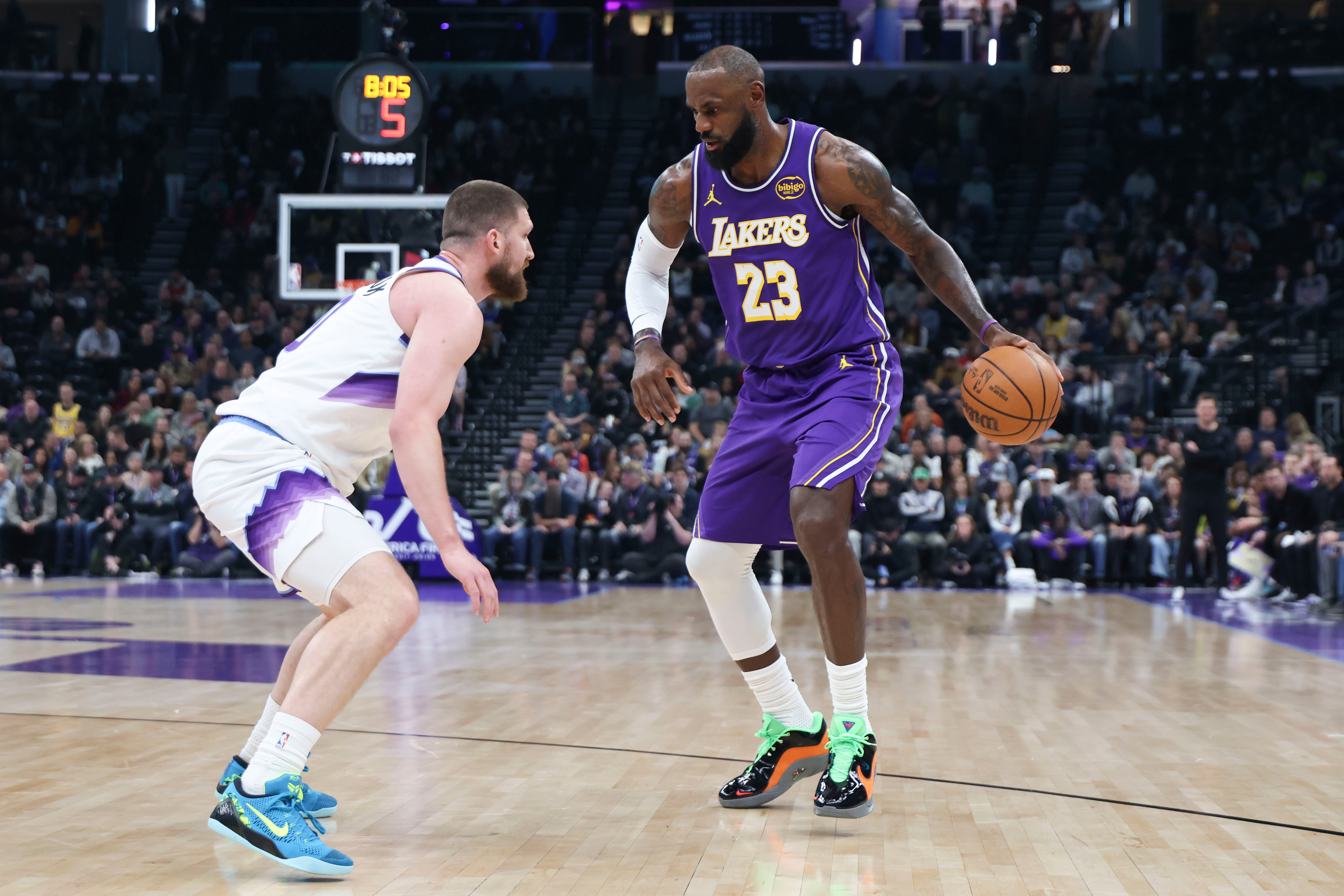 Lakers forward Lebron James looks to drive as Utah Jazz...