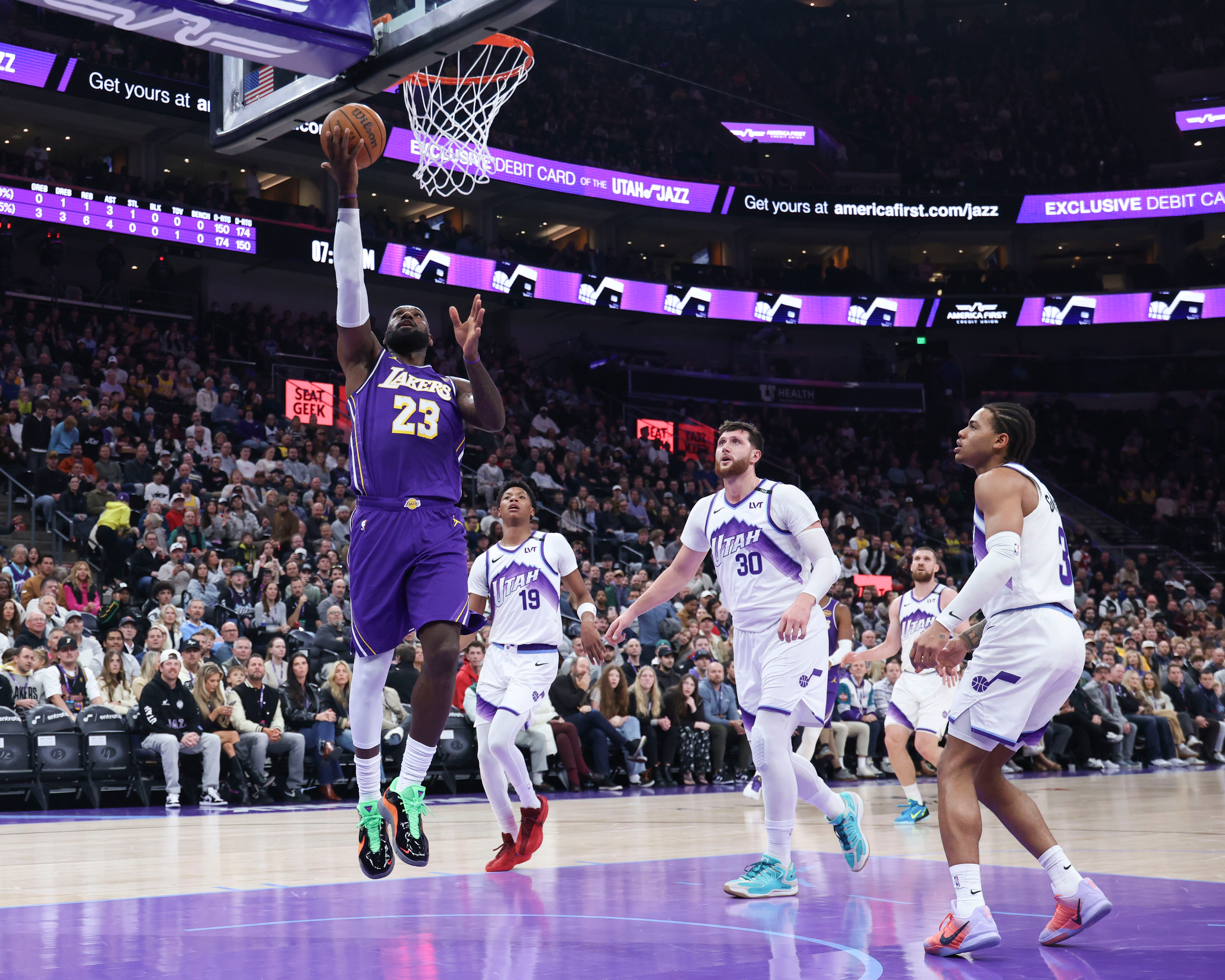 Lakers forward Lebron James (23) goes to the basket against...