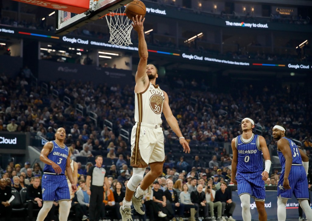 Golden State Warriors pull away from Orlando Magic for rare win streak