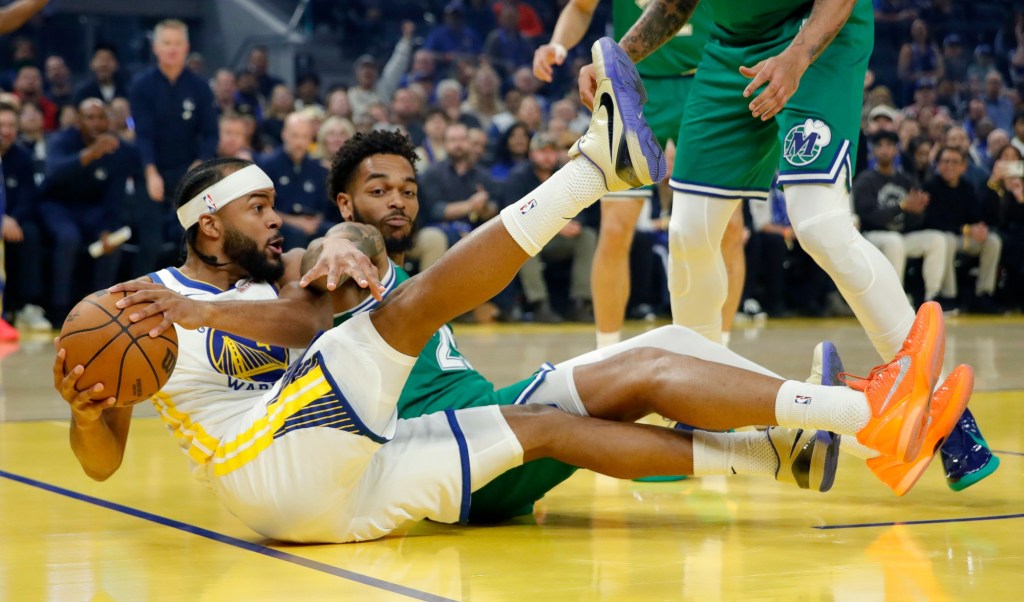 Warriors win reunion of Splash Bros. Klay Thompson and Steph Curry