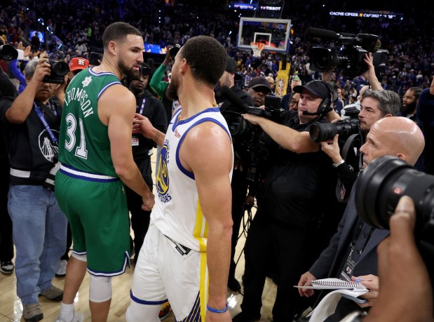 Dallas Mavericks' Klay Thompson #31 congratulates Golden State Warriors' Stephen Curry #30 on the Warriors 126-116 NBA win at the Chase Center in San Francisco, Calif., on Thursday, Dec. 25, 2025. (Jane Tyska/Bay Area News Group)