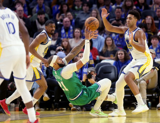 Dallas Mavericks' Daniel Gafford #21 passes as he's guarded by Golden State Warriors' Trayce Jackson-Davis #32 in the second quarter of their Christmas Day NBA game at the Chase Center in San Francisco, Calif., on Thursday, Dec. 25, 2025. (Jane Tyska/Bay Area News Group)