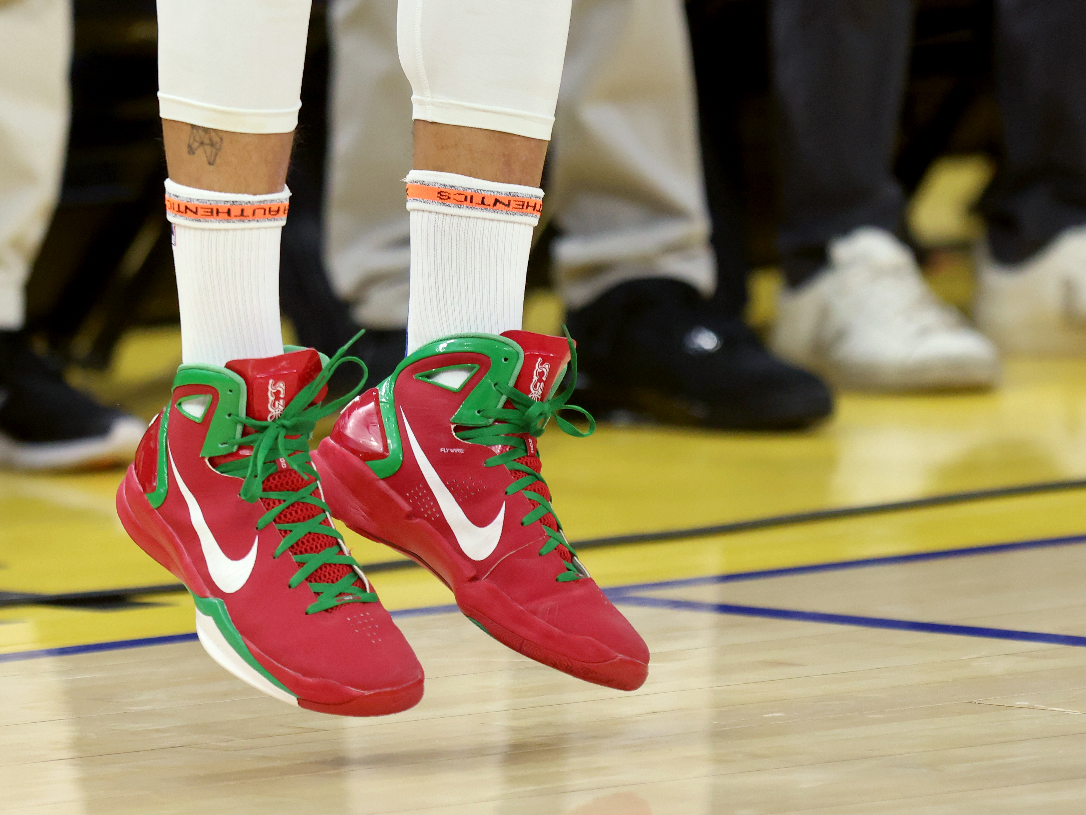 Golden State Warriors’ Stephen Curry #30 warms up before their...