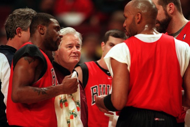 1/22/99 SPT 4917 BULLS Bulls assistant coach Tex Winter listens to players during the intrasquad scrimmage Friday January 22, 1999. (Tribune photo by Wes Pope) (Chicago Bulls, Practice, Team, Groups) ORG XMIT: 4917