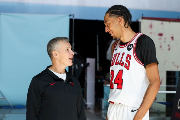 Chicago Bulls head coach Billy Donovan speaks to Bulls forward Noa Essengue during Chicago Bulls media day at the United Center on Monday, Sept. 29, 2025. (Eileen T. Meslar/Chicago Tribune)