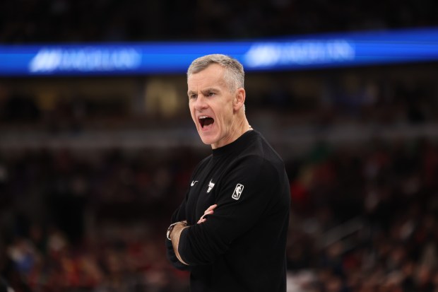 Bulls coach Billy Donovan yells to an official in the second quarter against the Heat at the United Center on Nov. 21, 2025. (John J. Kim/Chicago Tribune)
