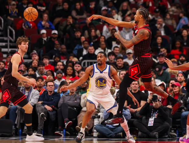 Chicago Bulls forward Dalen Terry (7) passes the ball in the second quarter during a game against the Golden State Warriors, Sunday, Dec. 7, 2025, at the United Center in Chicago. (Dominic Di Palermo/Chicago Tribune)