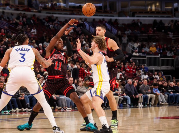Chicago Bulls guard Ayo Dosunmu (11) makes a pass in the fourth quarter during a game against the Golden State Warriors, Sunday, Dec. 7, 2025, at the United Center in Chicago. (Dominic Di Palermo/Chicago Tribune)