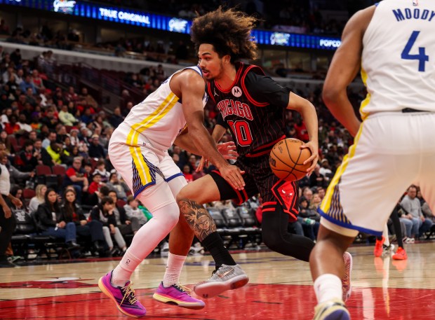 Chicago Bulls forward Trentyn Flowers (00) drives the lane in the fourth quarter during a game against the Golden State Warriors, Sunday, Dec. 7, 2025, at the United Center in Chicago. (Dominic Di Palermo/Chicago Tribune)