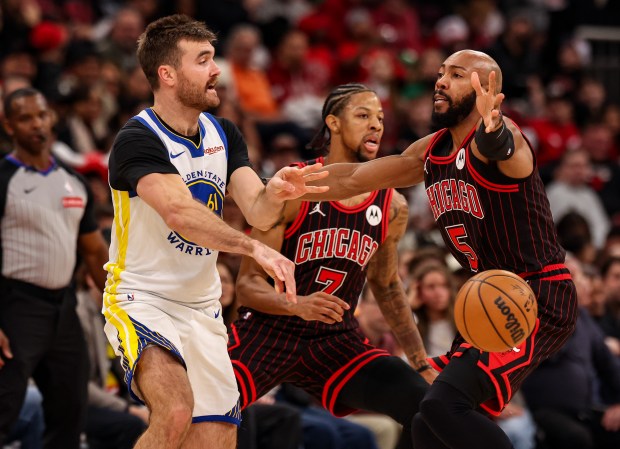 Chicago Bulls guard Jevon Carter (5) tries to block a pass by Golden State Warriors guard Pat Spencer (61) in the third quarter, Sunday, Dec. 7, 2025, at the United Center in Chicago. (Dominic Di Palermo/Chicago Tribune)