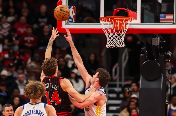 Chicago Bulls forward Matas Buzelis (14) misses a layup over Golden State Warriors center Quinten Post (21) in the second quarter, Sunday, Dec. 7, 2025, at the United Center in Chicago. (Dominic Di Palermo/Chicago Tribune)