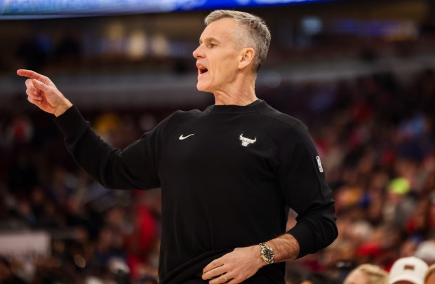 Chicago Bulls head coach Billy Donovan gestures at his players in the second quarter during a game against the Golden State Warriors, Sunday, Dec. 7, 2025, at the United Center in Chicago. (Dominic Di Palermo/Chicago Tribune)