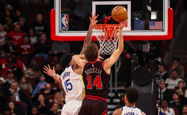 Chicago Bulls forward Matas Buzelis (14) makes a layup over Golden State Warriors center Quinten Post (21) in the second quarter, Sunday, Dec. 7, 2025, at the United Center in Chicago. (Dominic Di Palermo/Chicago Tribune)