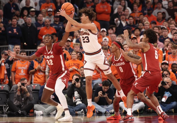 Illinois guard Keaton Wagler (23) passes the ball in the first half against Alabama at the United Center on Nov. 19, 2025, in Chicago. (John J. Kim/Chicago Tribune)