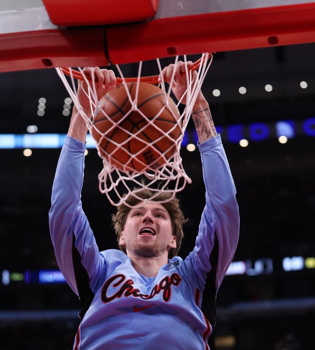 Chicago Bulls forward Matas Buzelis warms up for a game against the Cleveland Cavaliers at the United Center in Chicago on Dec. 17, 2025. (Chris Sweda/Chicago Tribune)